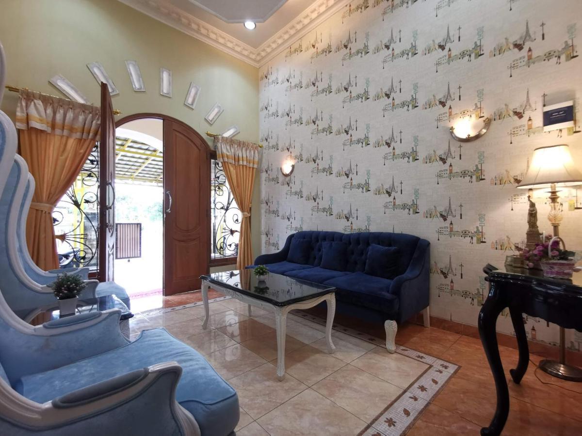 Nariska Suite Homestay 요그야카르타 외부 사진